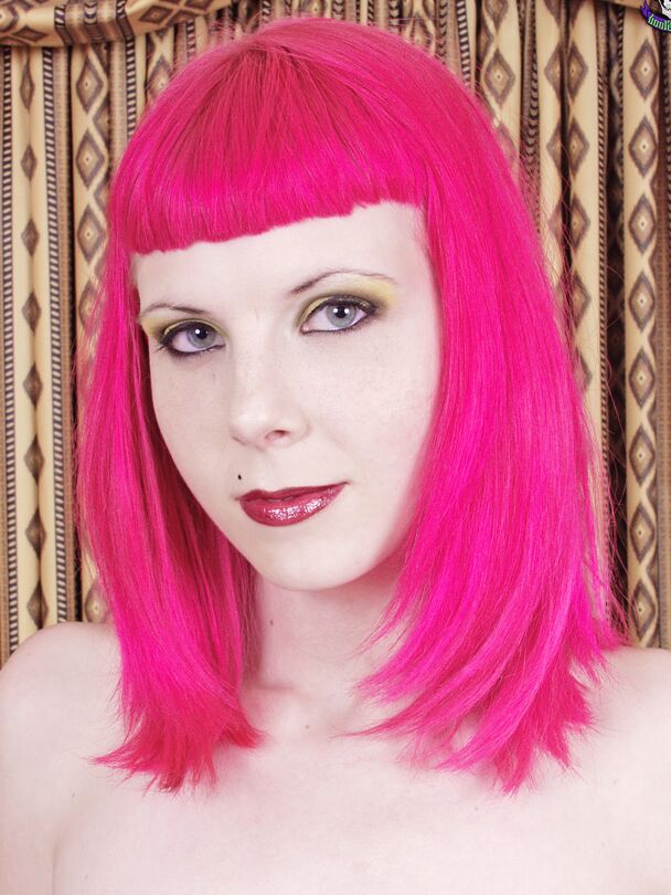 15P A garota solo Szandora ostenta cabelo rosa enquanto posa nua em uma cintura mais fina