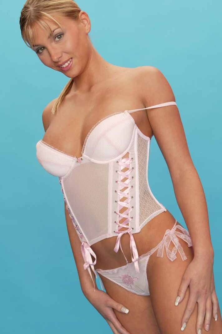 18P A fofa amadora Denisa tira seu espartilho sexy e mostra peitos e buceta gostosos