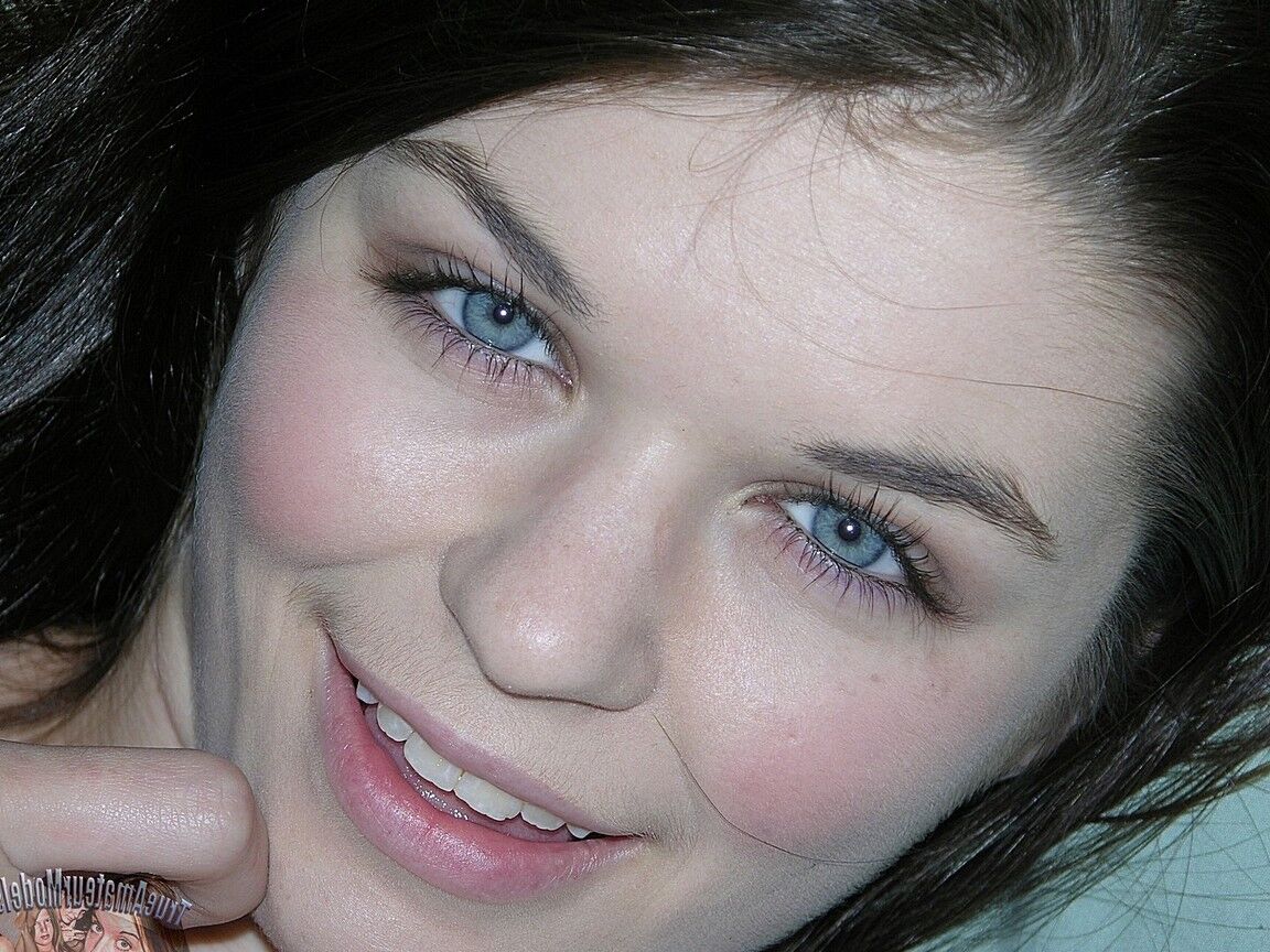 16P A linda amadora Anastasia Rose descobre seus seios naturais antes de mostrar sua buceta