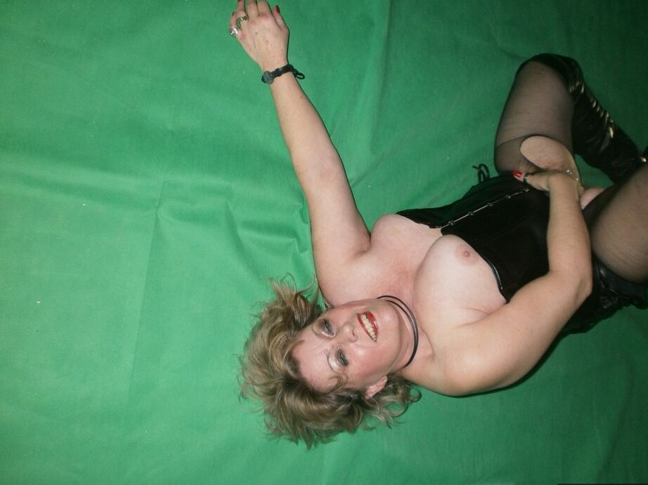 20P La blonde mature Caro perd ses gros seins dans un corset en cuir dans des bottes assorties