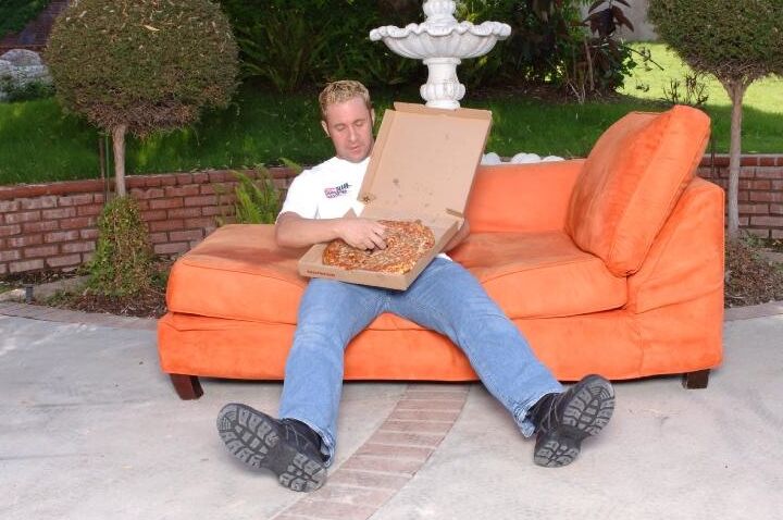 16P Juggy MILF Michelle Honey se divierte suciamente con un pizzero colgado al aire libre
