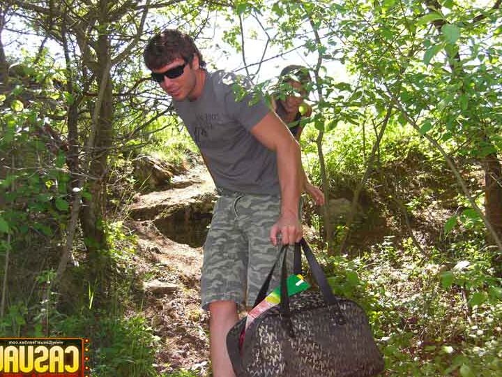 16P Une ado maigre et son petit ami trouvent un endroit isolé dans les bois pour baiser