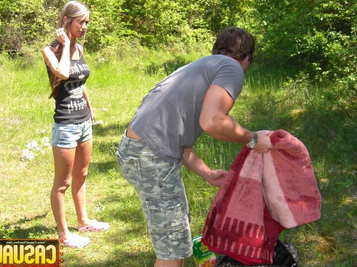 16P Une ado maigre et son petit ami trouvent un endroit isolé dans les bois pour baiser