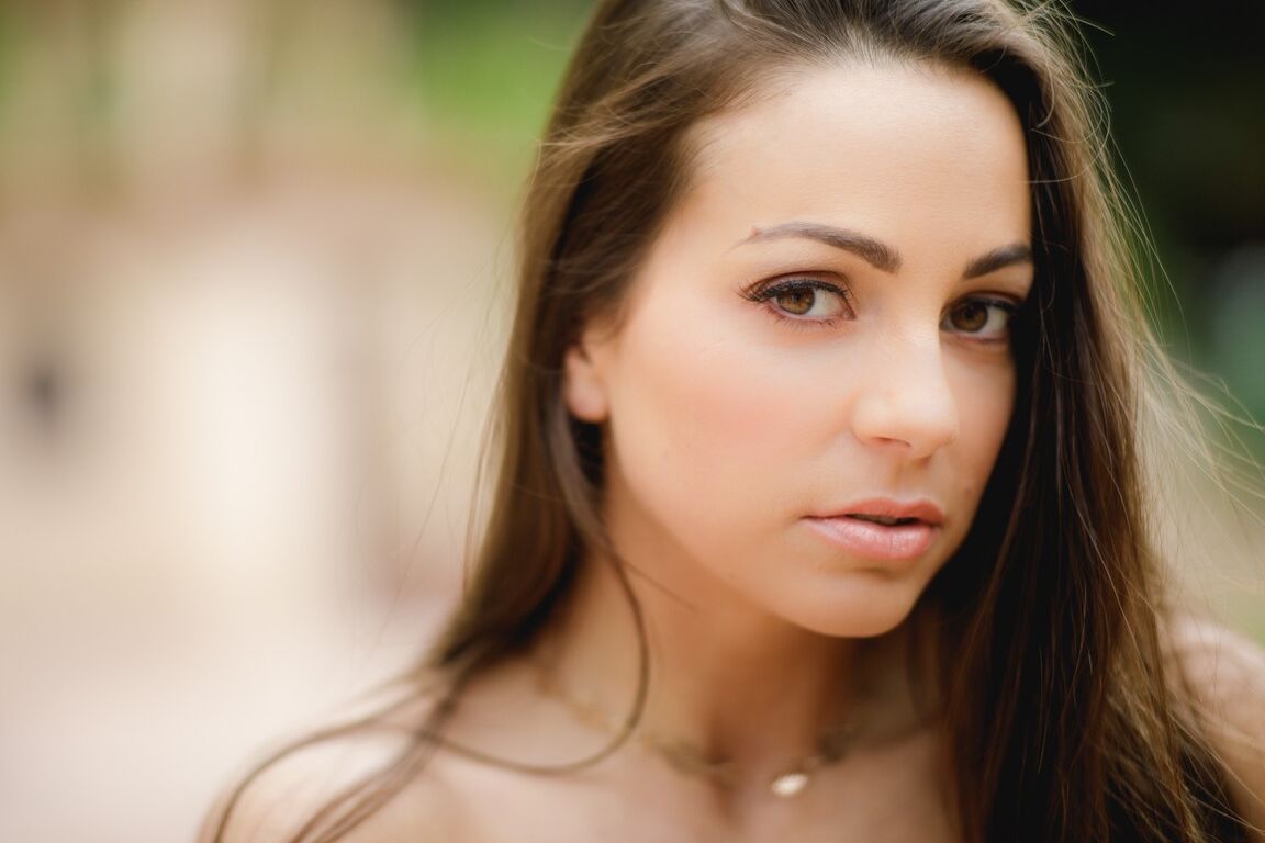 15P La morena solitaria Abigail Mac expone sus grandes tetas adolescentes en el jardín