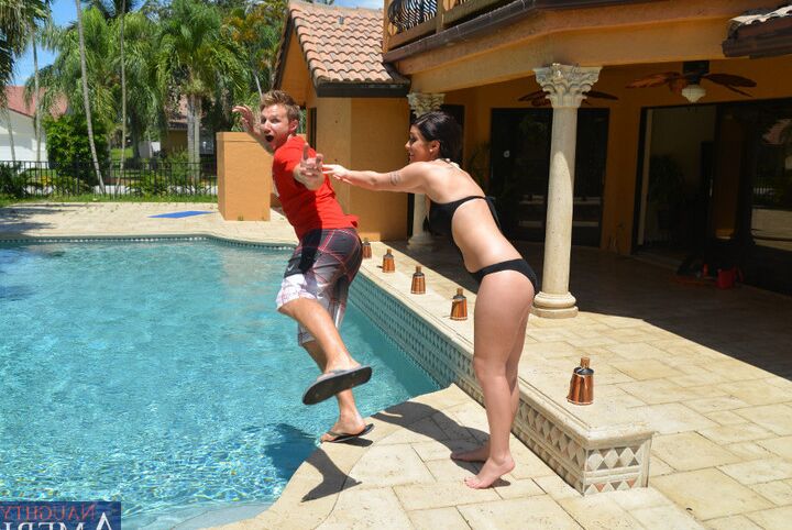 12P Riley Grey tiene sexo caliente después de empujar al hermano de su amiga en la piscina