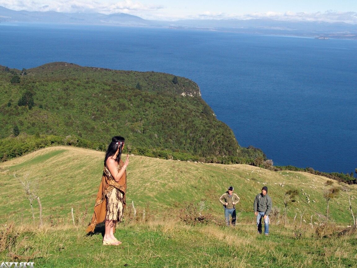 12P India sexy cosplay chupando al aire libre con un gran cuerpo expuesto en un trío sexy
