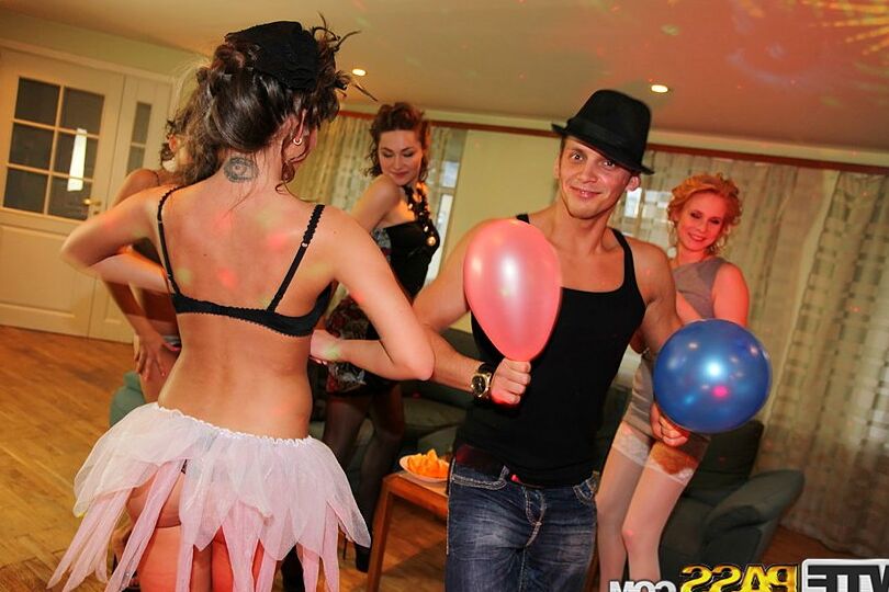 16P Universitarias se masturban y realizan actos sexuales pervertidos mientras están borrachas en una fiesta