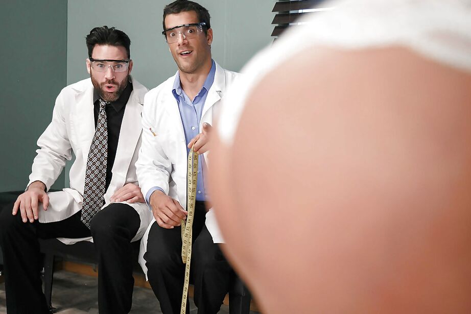 16P Loira envelhecida Ryan Conner fazendo sexo anal em DP hardcore com médicos