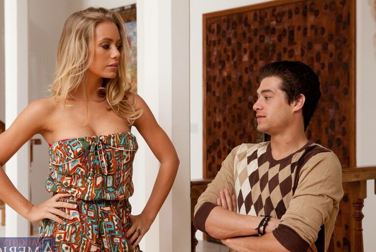 21P Blonde Freundin Nicole Aniston reitet und fickt einen riesigen Schwanz mit den Titten