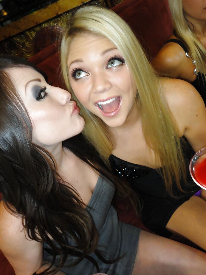 16P Hot coed Jessie Andrews espalhando sua boceta na festa com tesão por sexo