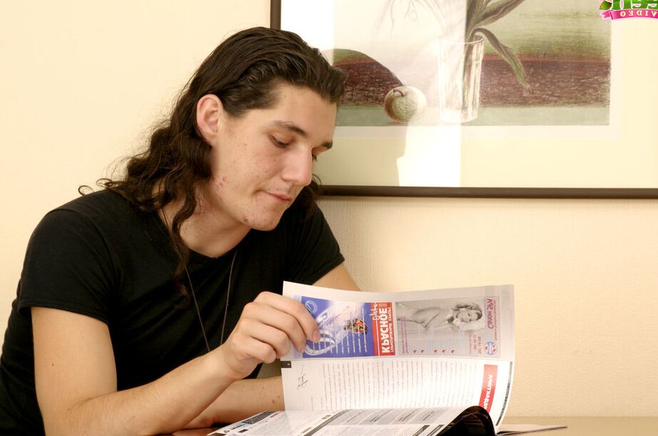 20P Guy delays reading of porn magazine and gives a lot of pleasure to mouth and