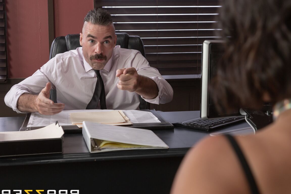 21P LaSirena69, écolière coquine, se fait baiser la chatte sur une table de bureau