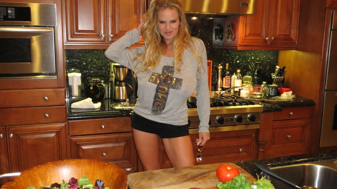 17P La MILF tetona Kelly Madison desnuda sus grandes tetas en la cocina