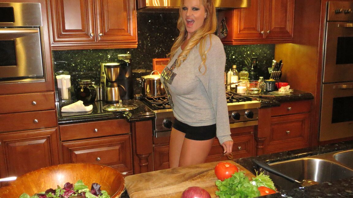 17P La MILF tetona Kelly Madison desnuda sus grandes tetas en la cocina