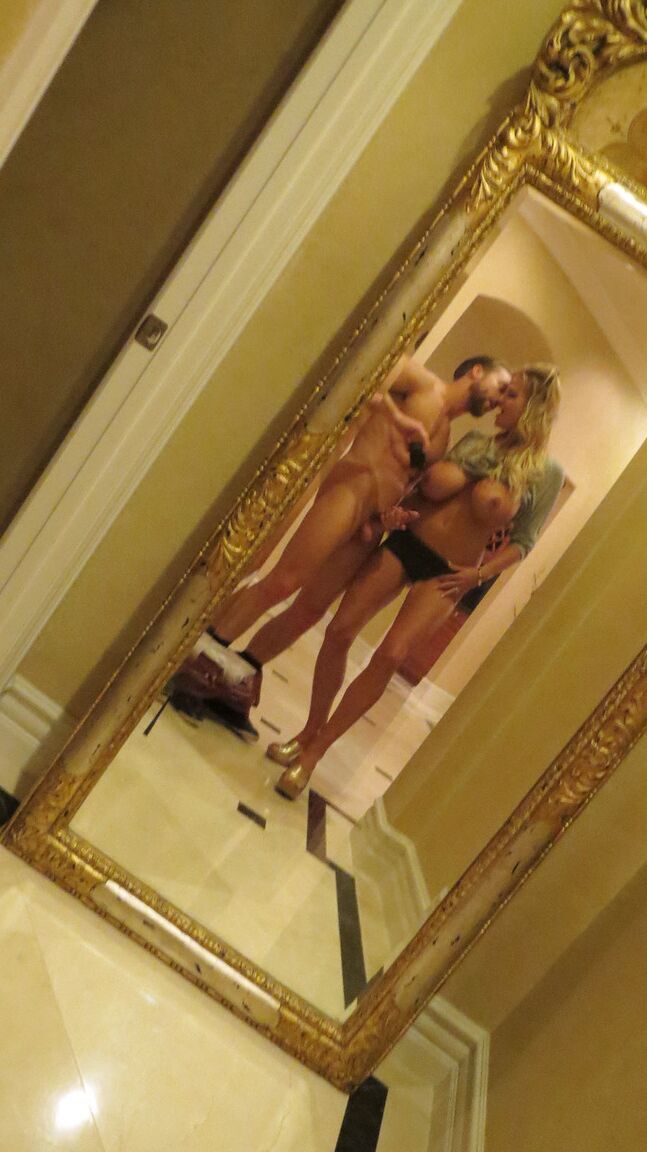 17P La MILF tetona Kelly Madison desnuda sus grandes tetas en la cocina