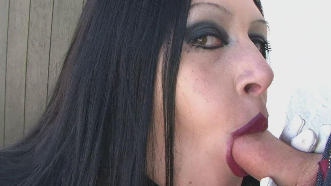 Das 16-jährige Gothic-Girl Lady Angelina lutscht in Latexkleidung einen Schwanz