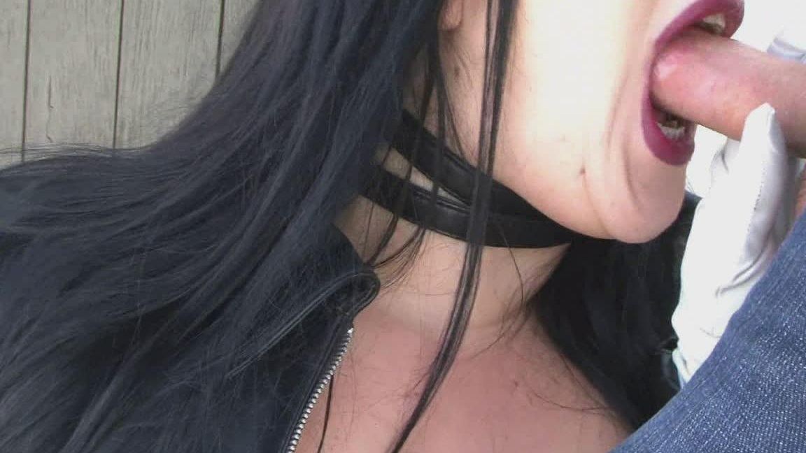 Das 16-jährige Gothic-Girl Lady Angelina lutscht in Latexkleidung einen Schwanz