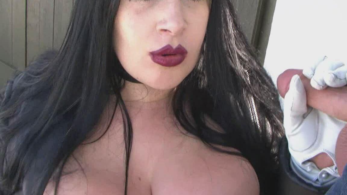 Das 16-jährige Gothic-Girl Lady Angelina lutscht in Latexkleidung einen Schwanz