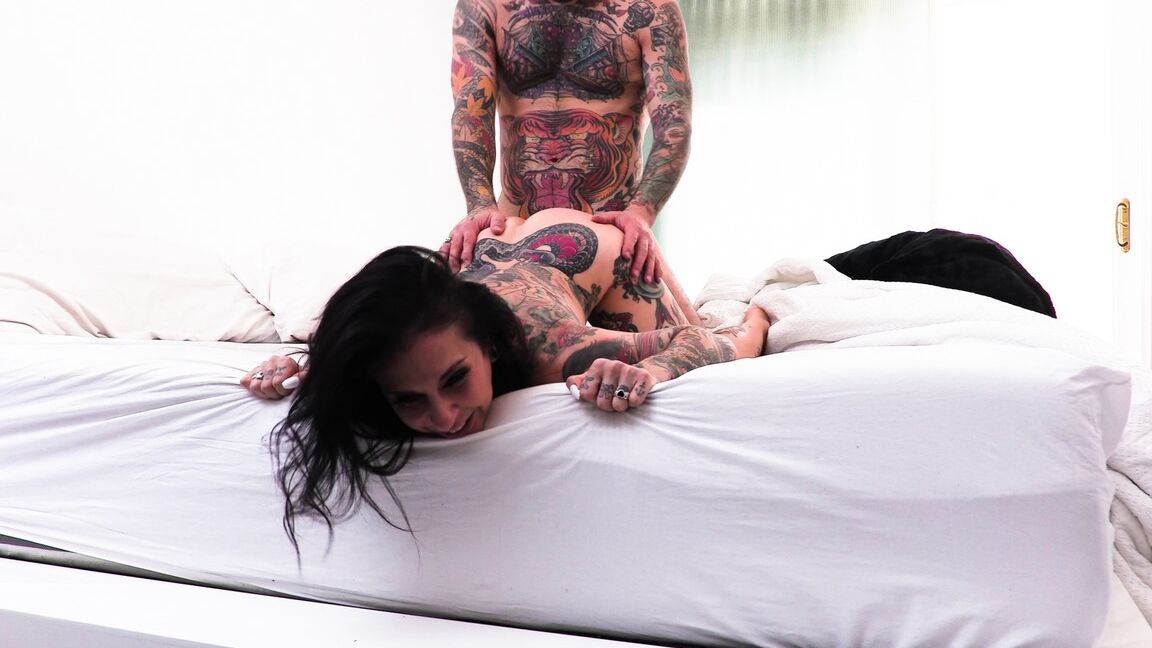 15P Die tätowierte Brünette Joanna Angel masturbiert nach POV-Sex auf einem Bett