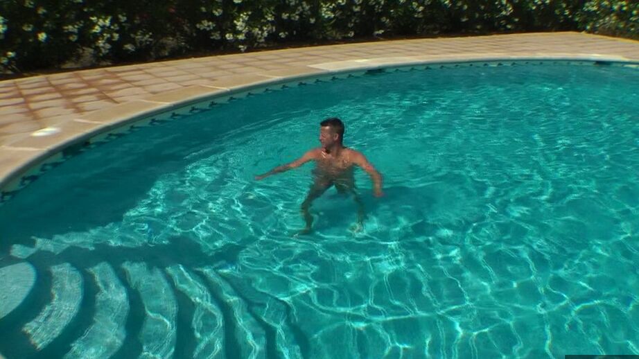 20P A loira nua Sweet Susi faz sexo em uma piscina usando óculos escuros