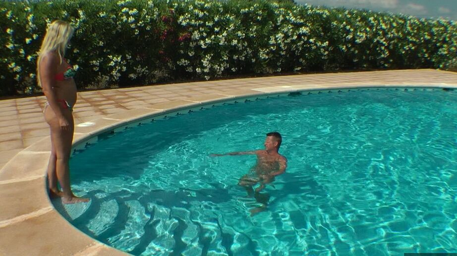 20P A loira nua Sweet Susi faz sexo em uma piscina usando óculos escuros