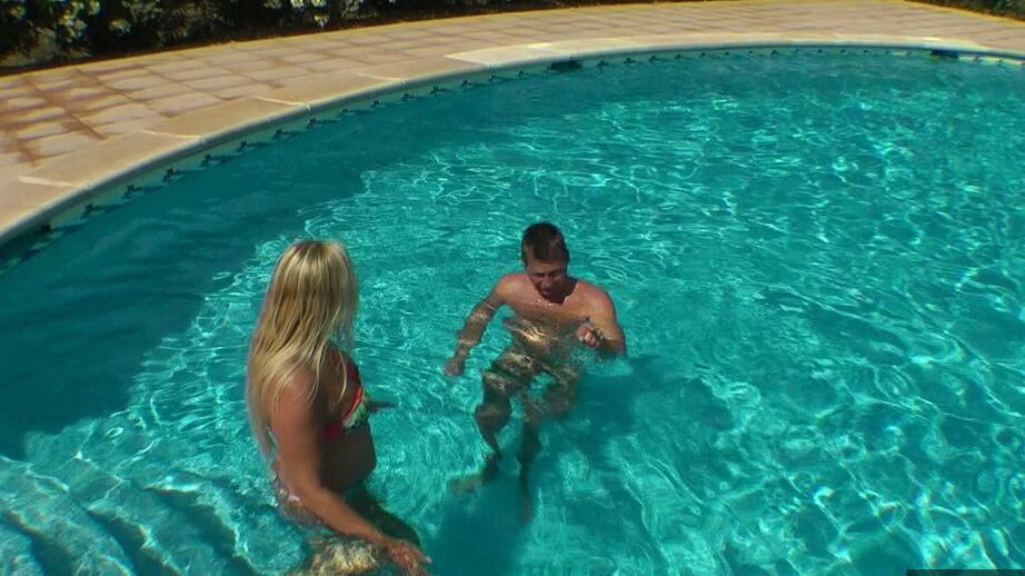 20P A loira nua Sweet Susi faz sexo em uma piscina usando óculos escuros