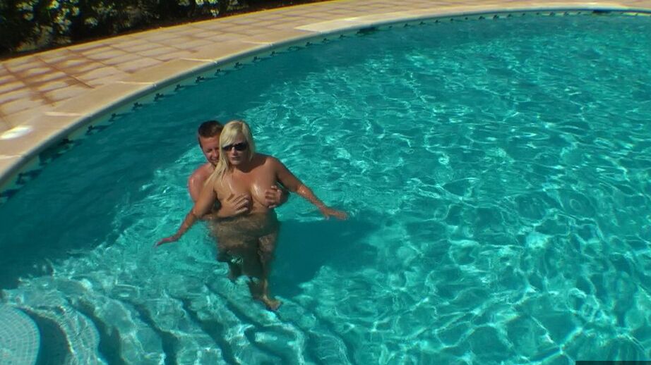20P A loira nua Sweet Susi faz sexo em uma piscina usando óculos escuros