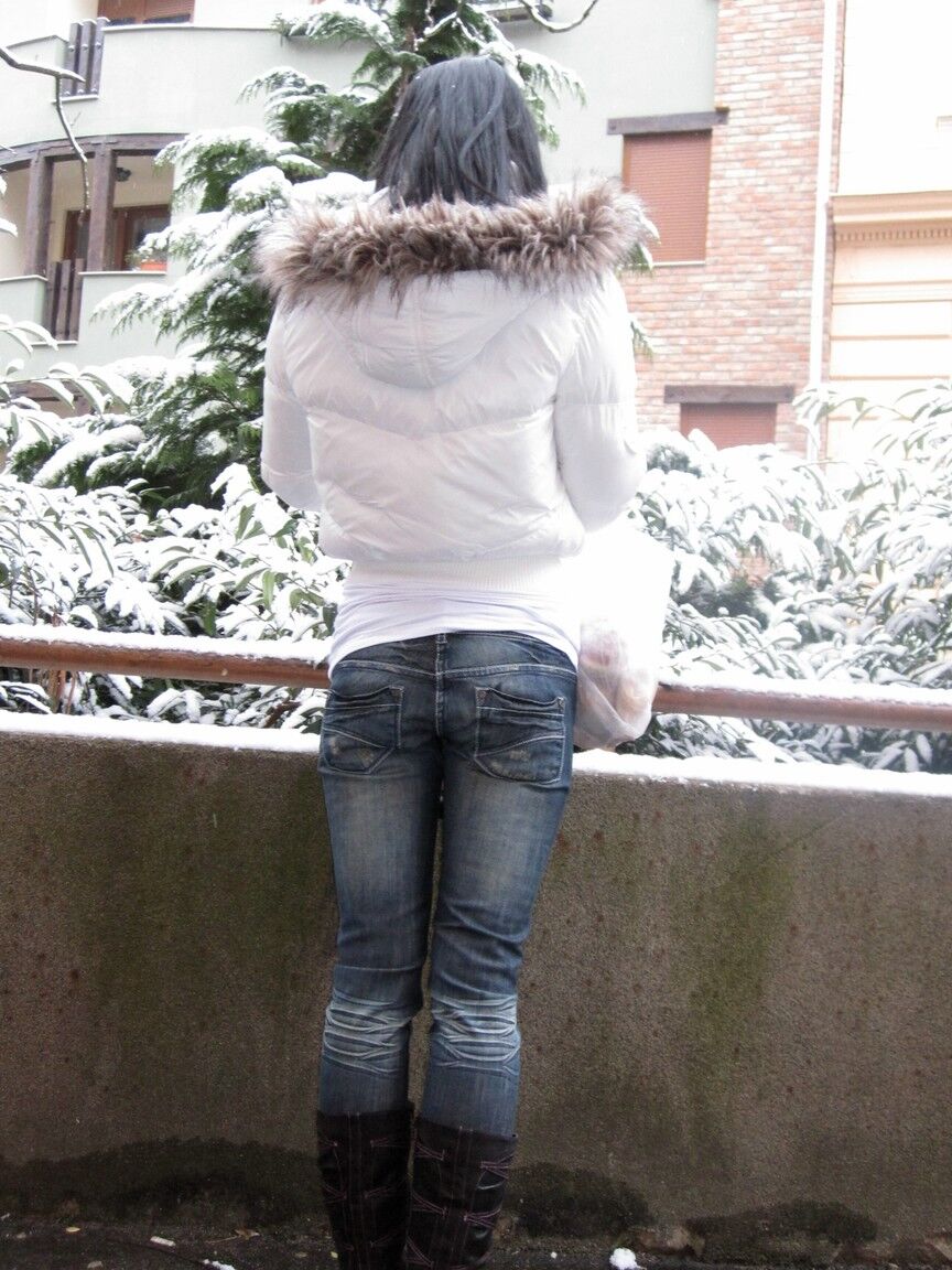 15P Sexy amadora Dawn Avril posando de jeans, shorts e nua dentro e fora de casa