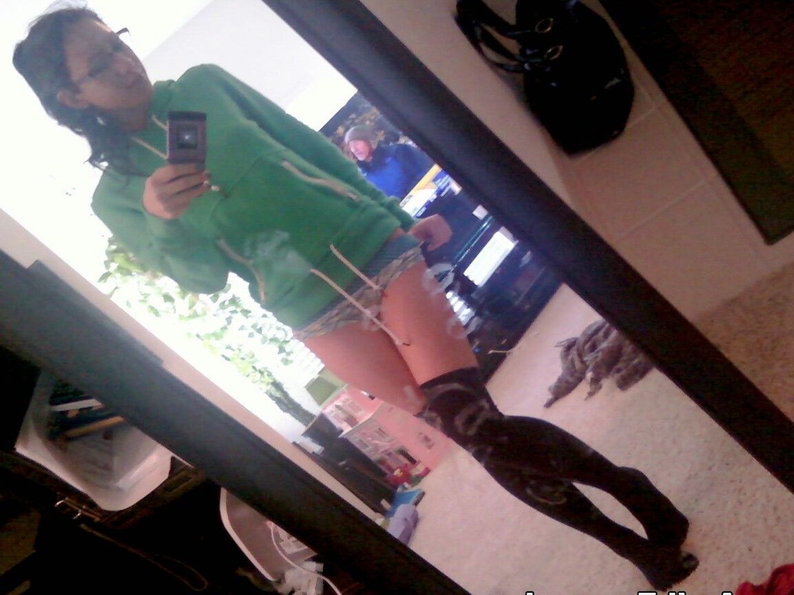 15P Sexy amadora Dawn Avril posando de jeans, shorts e nua dentro e fora de casa