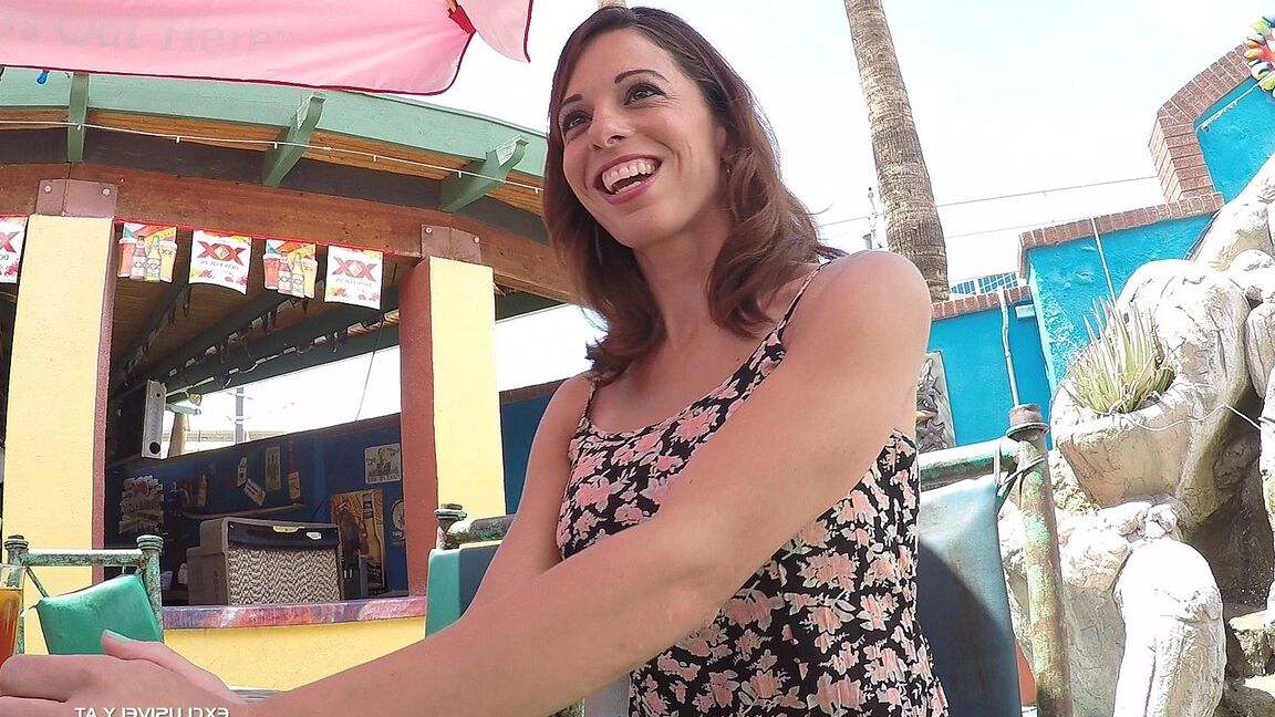 16P A vagabunda sorridente Eva Long mostra creampie de buceta depois de uma foda forte em grupo