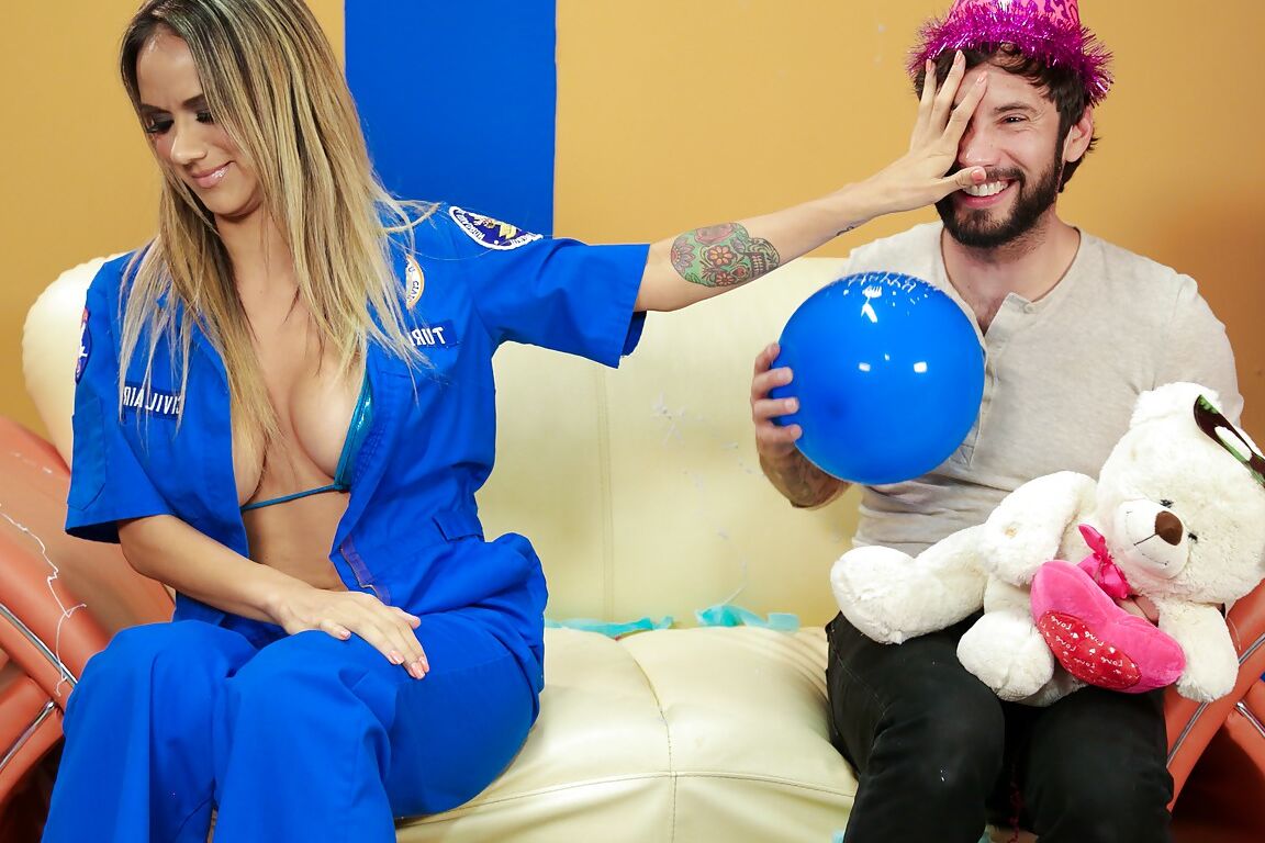 15P La zorra cachonda Nadia Styles usa botas hasta los muslos para un trío anal de vaquera