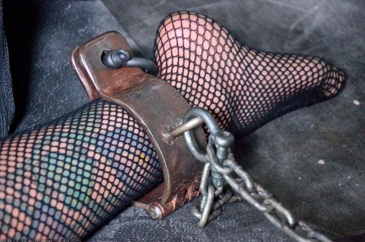 16P A mulher contida Rain Degrey é trancada em uma gaiola após sexo BDSM extremo