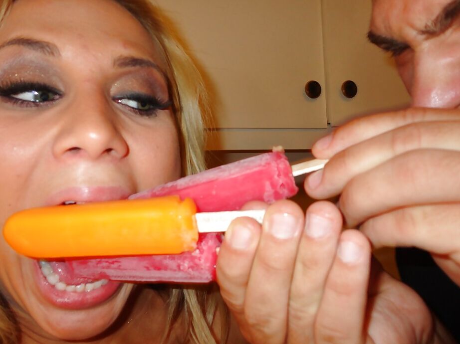 16P Loira com peitos grandes falsos Alanah Rae fica com a boca cheia de brinquedos