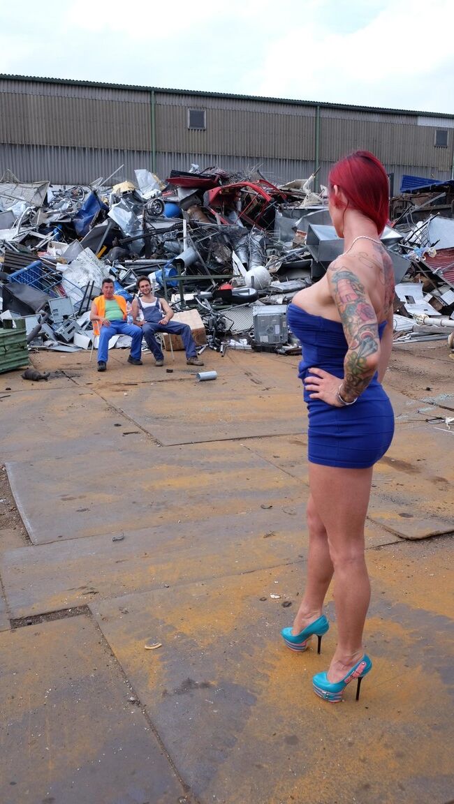 21P Ruiva MILF com tatuagens e peitos falsos é transada em um ferro-velho 3some