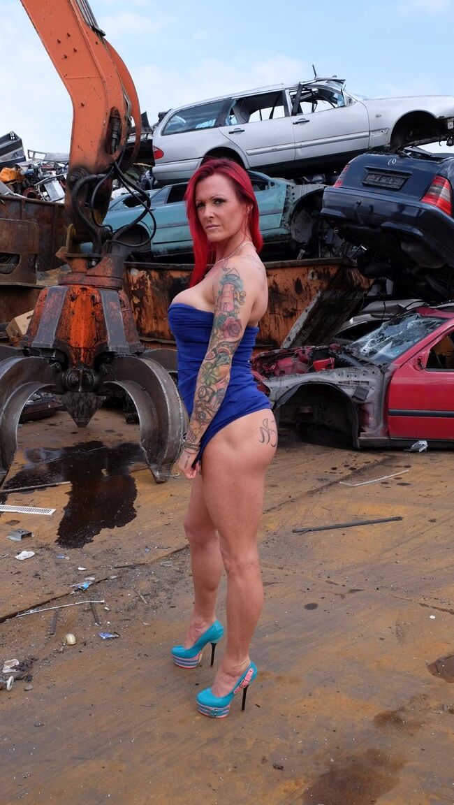 21P Ruiva MILF com tatuagens e peitos falsos é transada em um ferro-velho 3some
