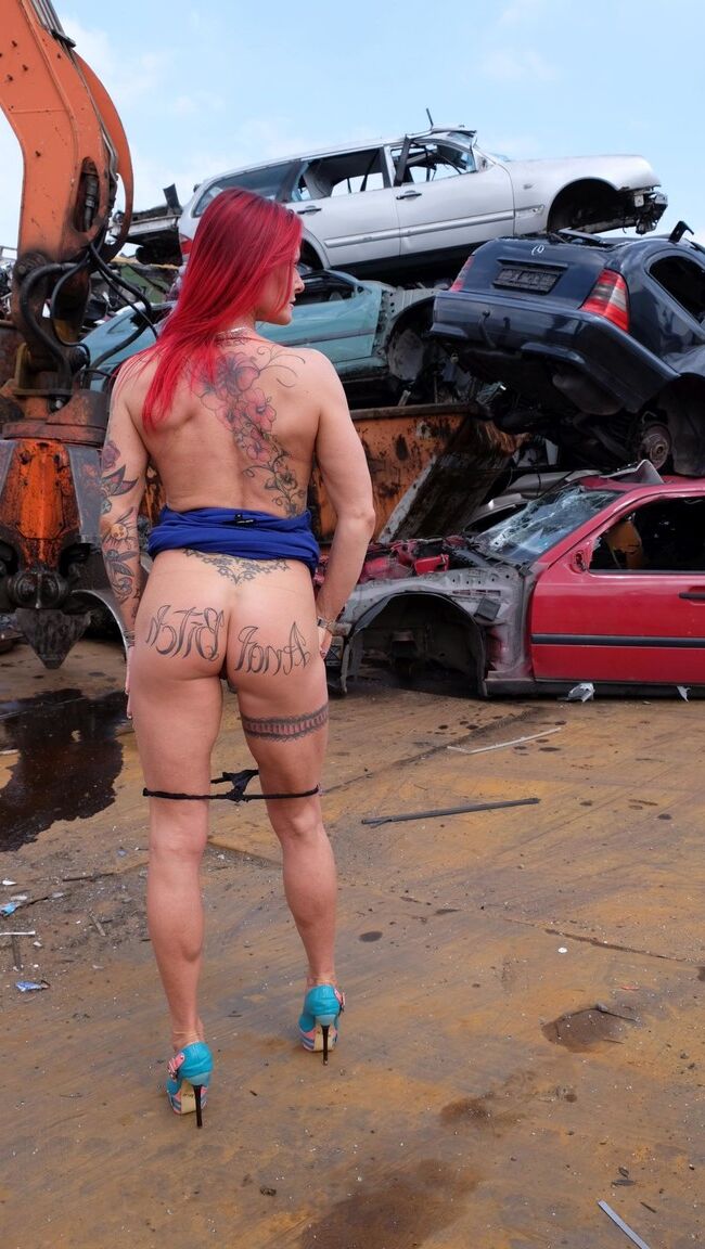 21P Ruiva MILF com tatuagens e peitos falsos é transada em um ferro-velho 3some