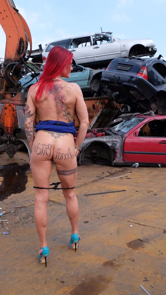 21P Ruiva MILF com tatuagens e peitos falsos é transada em um ferro-velho 3some