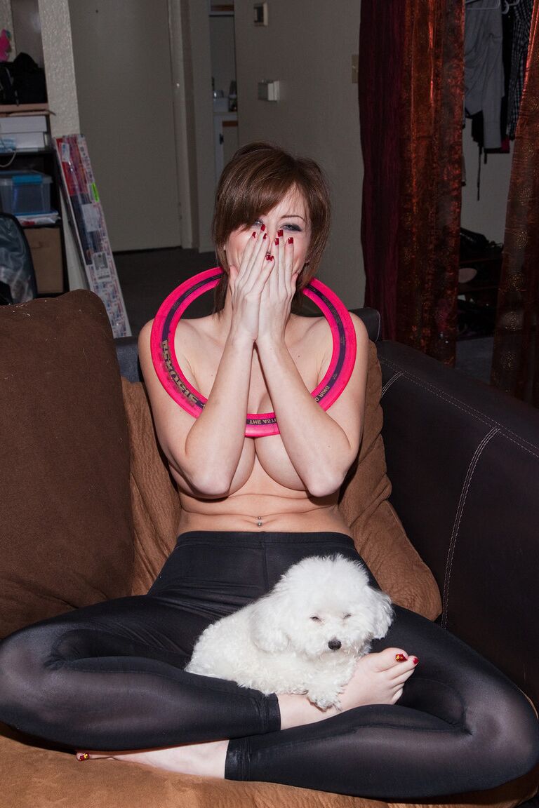 11P A adolescente americana sexy Emily Addison mostra seus peitos enormes enquanto se troca