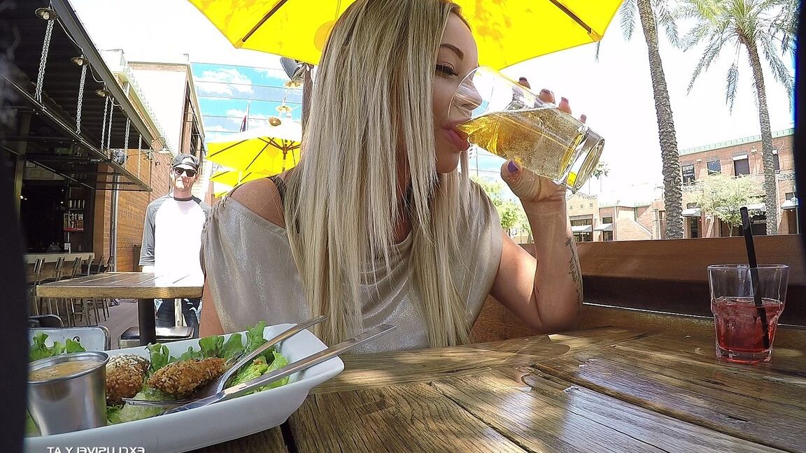 16P ふしだらな女レイチェル・リッチーが輪姦された後精液を飲み込む