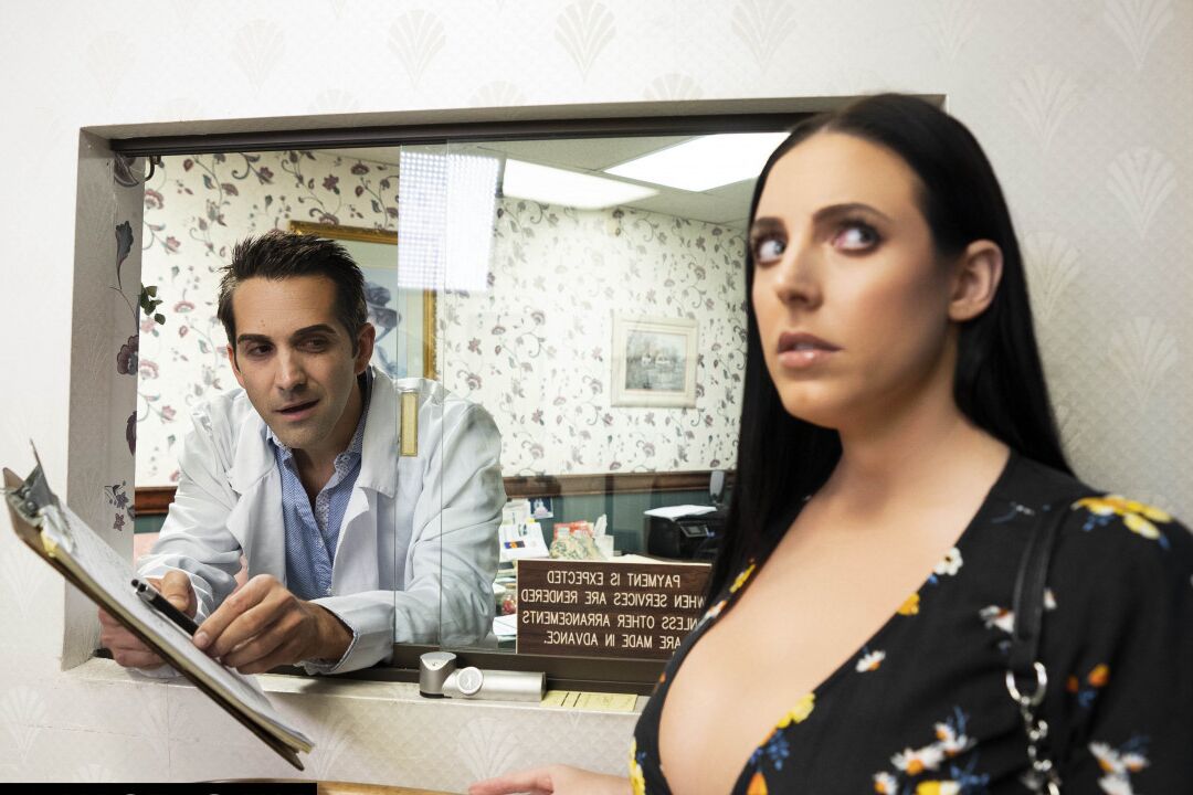 20P Busty MILF Angela White ataca seu dentista durante o sexo em seu escritório