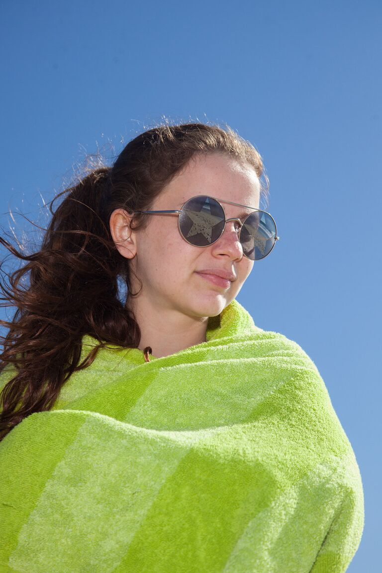 12P Adolescente con un body blanco Avri Gaines se burla con sus grandes tetas en la playa