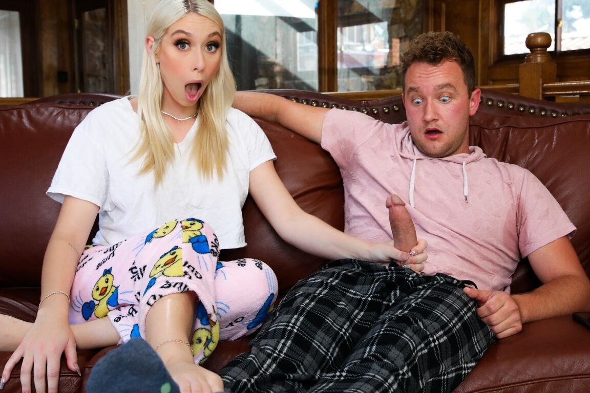 15P La rubia Kay Lovely se quita la parte inferior del pijama antes de tener sexo