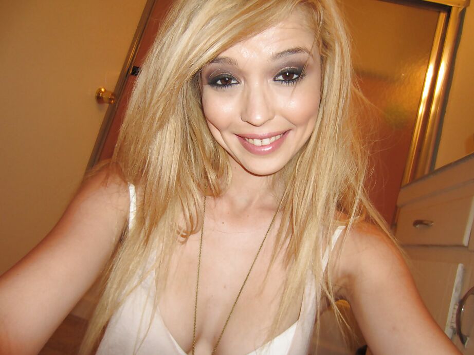 16P Linda loira gata Tiffany Fox se despindo e expondo sua doce buceta