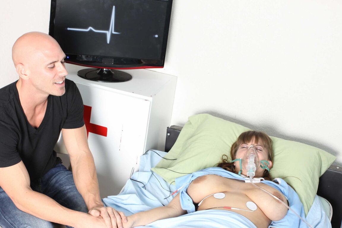 21P Sexy Ärztin mit großen Titten Savannah Stern fickt den Besucher eines Krankenhauspatienten