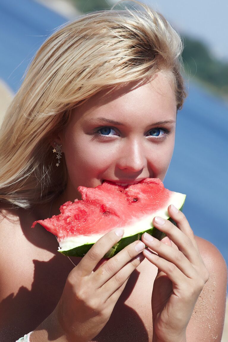 21P Golden-haired girlfriend Lada poses naked and eats a watermelon on the beach