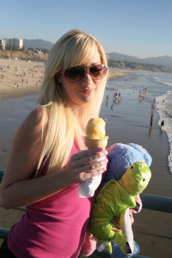 16P Missy Woods, petite amie amateur, montre ses seins et fait l'amour.