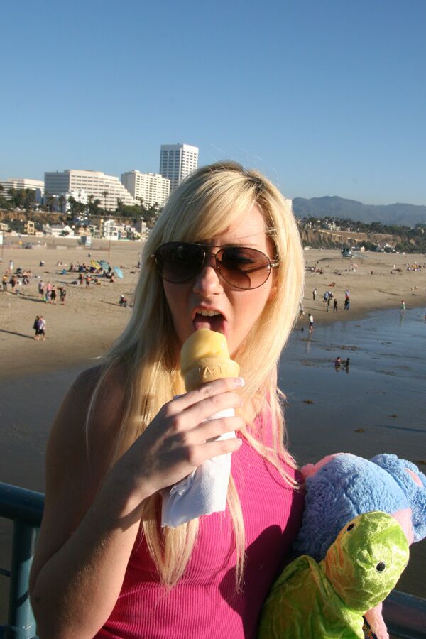 16P Missy Woods, petite amie amateur, montre ses seins et fait l'amour.