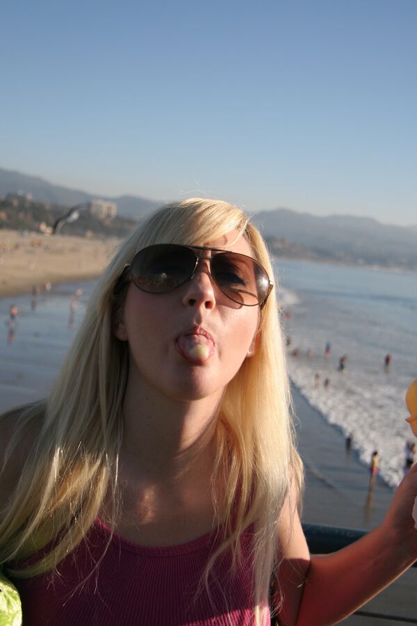 16P Missy Woods, petite amie amateur, montre ses seins et fait l'amour.