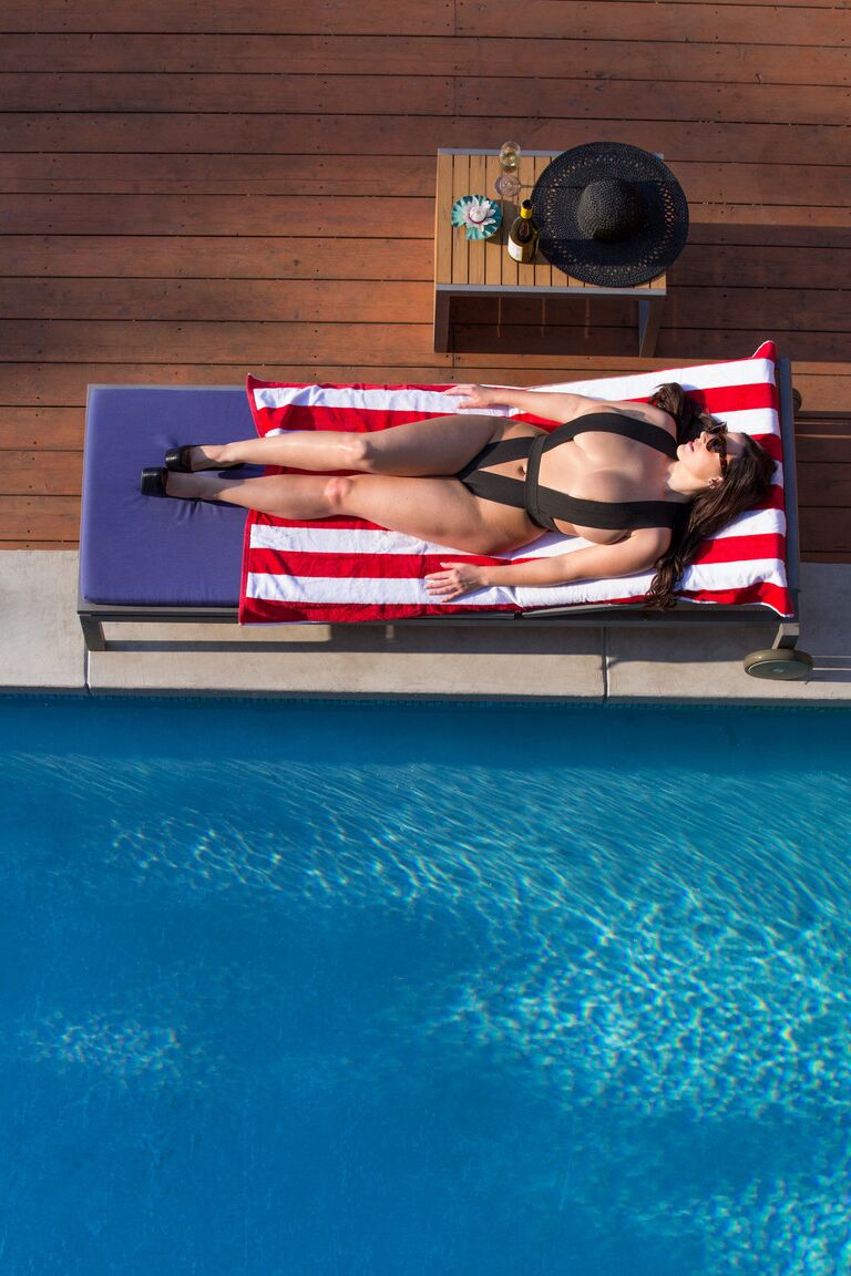 20P Brünette MILF mit großen saftigen Titten bekommt Angela White