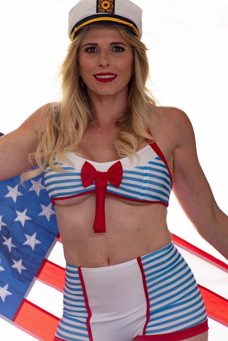 21P La madura patriótica Cory Chase muestra sus grandes tetas y es follada por un marinero